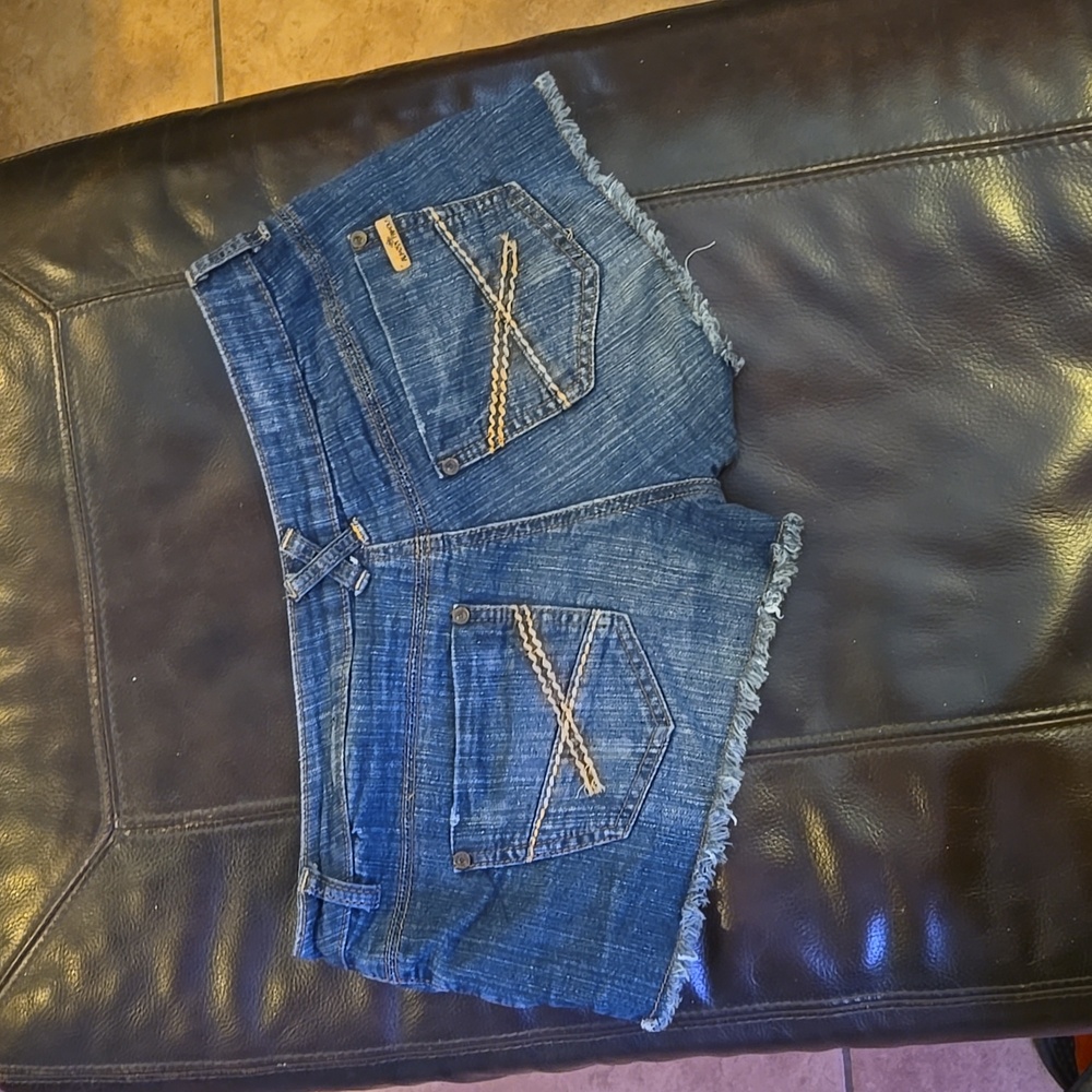 Almost Famous jeans shorts - Picture 5 of 6